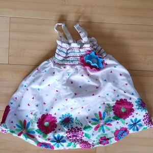 Stretchy linen dress runs size 3-6 or 6-9.